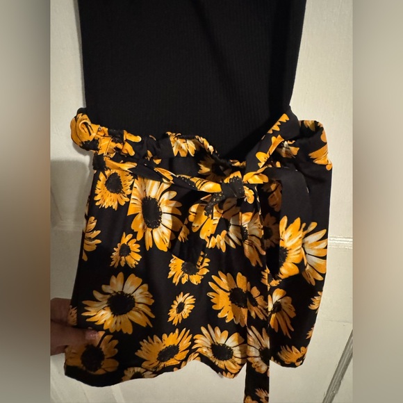 Sunflower Romper 🌼 - Picture 4 of 6